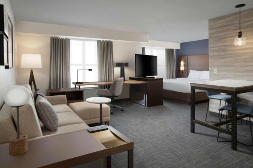 King Studio with Sofa Bed and Adapted Tub - Mobility and Hearing Accessible