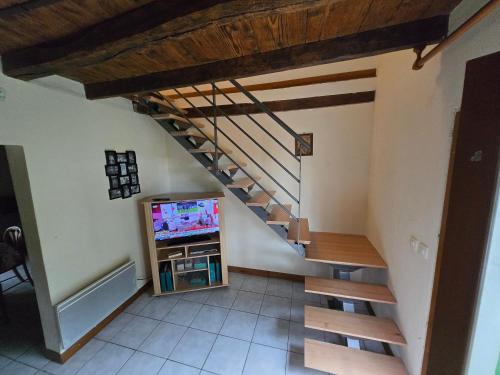 maison volet rouge in Devay