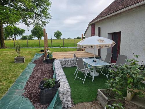 maison volet rouge in Devay