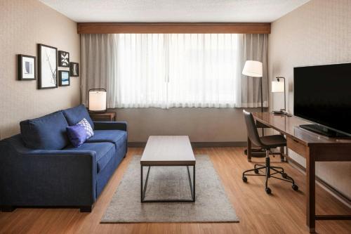 1 king bed, 1 sofa bed