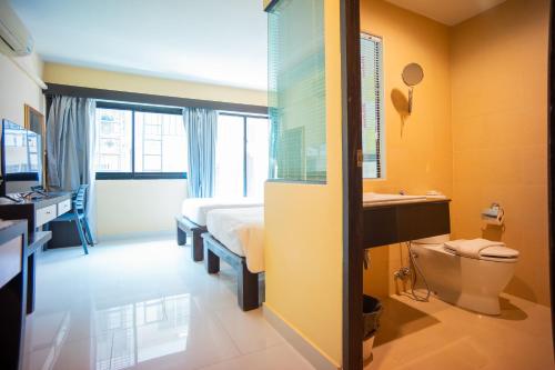 room detail thumbnail 2