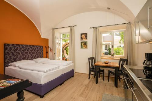 1 queen bed