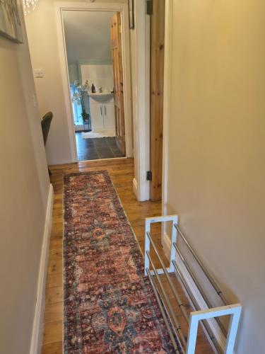 Comfy Bedroom and Private Bathroom on the Top Floor of a Home Stay -10 mins walk to the center - Off in 尚登