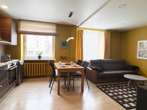 Vendégszoba, Artist's Apartment - Near City Center in Zirmunai eldership