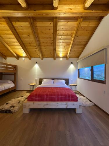 1 queen bed, 1 bunk bed