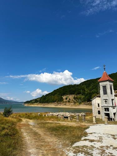 Mavrovo Lake Chalet in Leunovo