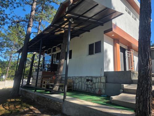 Chalet Moderno entre Pinos con Vista al Bosque in Valle de Angeles