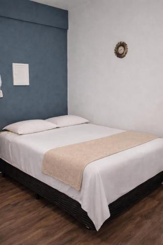 Apto completo em São Vicente ideal para família e trabalho 2 quadras da praia