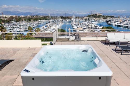ROOFTOP -Vue port, 4 pers, climatisé, terrasse, jaccuzi, parking