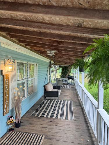 . 3 bedroom River cabin retreat !