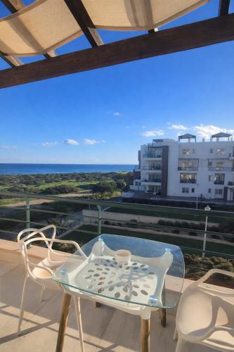 شرفة/ تراس, Modern Sea View Studio at Thalassa Beach Resort, Northern Cyprus in Vokolida