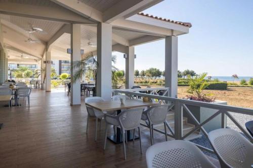 مطعم, Modern Sea View Studio at Thalassa Beach Resort, Northern Cyprus in Vokolida