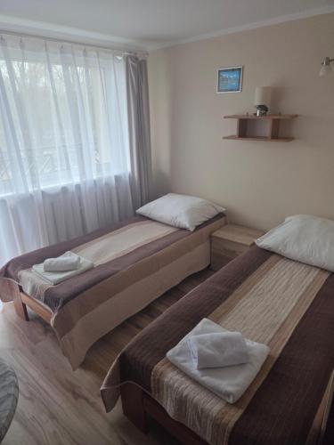 2 twin beds