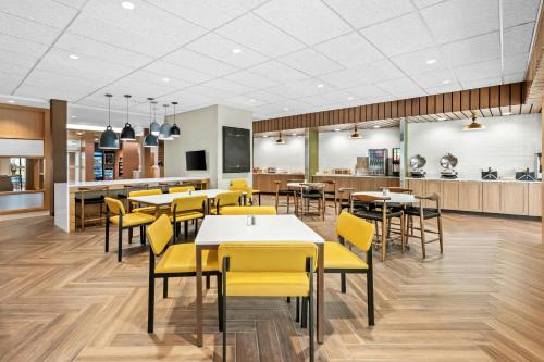 餐飲選擇, Fairfield by Marriott Inn & Suites Emporia in 恩波利亞