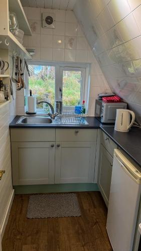 1 Bedroom Cabin with Mountain & Loch Views - Quiet Location between Glencoe & Ben Nevis in Onich