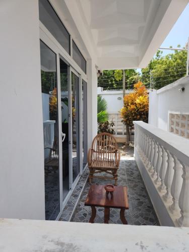 Canna Lily 5 min walk from bofa road, baobab resort in Kilifi