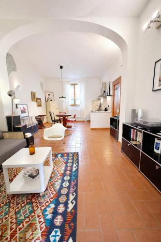 Vintage Apartment with Private Garden in Florence