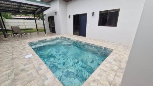 Peldbaseins, House with a private pool in Ojochal