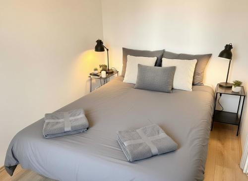 2 Room Spacious & Modern Industrial Loft at Westbahnhof with Air Conditioning - next to Metro - Smart Beamer, Netflix & Long Stay friendly in Wien, Österreich
