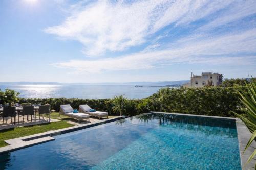 New LUXURY apartment with sea view and PRIVATE heated pool, 50m from the beach, Split