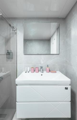Beyroot a prime downtown beirut 3 bedroom apartment 24 7 power - image 4