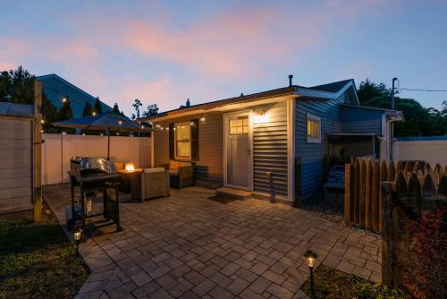 Belmar Beach Bungalow 35 Blocks to Sand Fire Pit, Grill, 3 Beach Badges – khách sạn tại Belmar