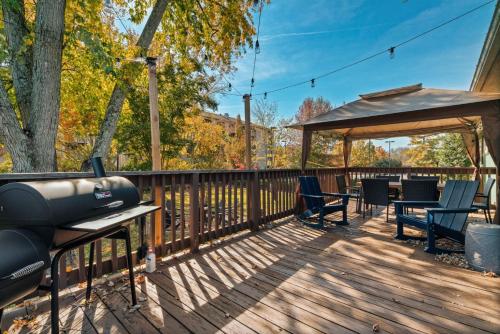Modern Pigeon Forge Gem Near Dollywood, Gatlinburg & Smokies - 2 Mins to Pkwy & Strip, Hot Tub, Fire Pit, Cable, Hi-Speed WiFi in Pigeon Forge, USA