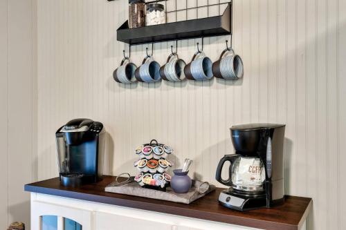 Modern Pigeon Forge Gem Near Dollywood, Gatlinburg & Smokies - 2 Mins to Pkwy & Strip, Hot Tub, Fire Pit, Cable, Hi-Speed WiFi in Pigeon Forge, USA