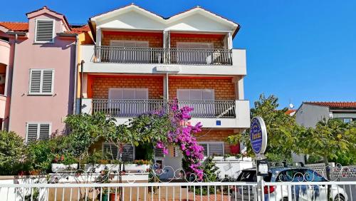 2 bedrooms, 2 beds