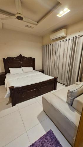 5 Bedrooms furnished separate upper portion house in DHA Phase 4 Lahore - image 9