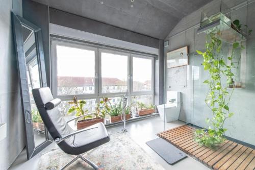 Stylish Loft Apartment with Designer Bathroom & Balcony – khách sạn tại Lichtenberg