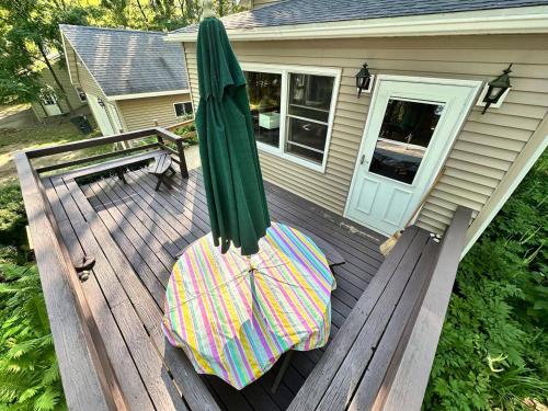 Balkons/terase, Emerald Cove Cottage-3 bd, 2 ba-Sleeps 10 in Ņūveigo (MI)