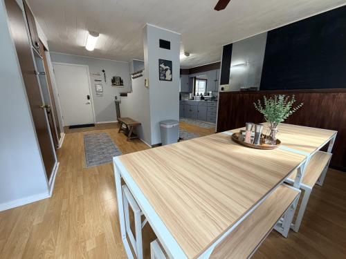 virtuve, Emerald Cove Cottage-3 bd, 2 ba-Sleeps 10 in Ņūveigo (MI)
