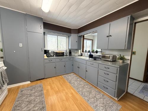 Iekārtas, Emerald Cove Cottage-3 bd, 2 ba-Sleeps 10 in Ņūveigo (MI)