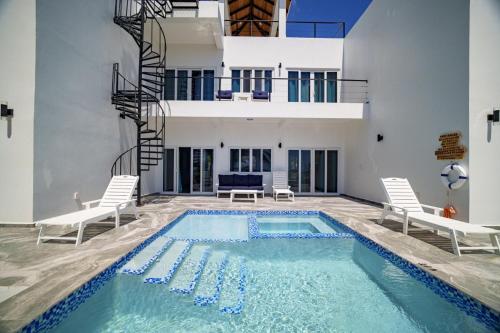 Villa Armoniosa Ocean View 2BR w/ Beachfront Pool - Upper Level – khách sạn tại Maya Beach
