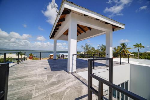 Villa Armoniosa - Stunning 4BR Beachfront Villa w/ Pool & Ocean Views in Riversdale