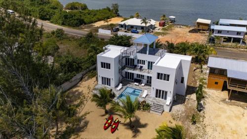 Villa Armoniosa - Stunning 4BR Beachfront Villa w/ Pool & Ocean Views in Riversdale