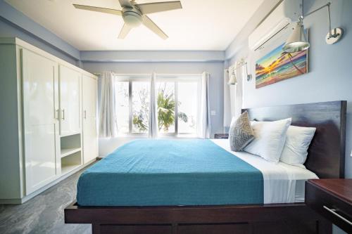 Villa Armoniosa Spacious Beachfront 2BR with Pool - Lower Level in Riversdale