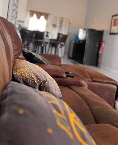 New Cozy Entire home 2 Bedroom- AC, Wifi, 24 hour Security in Private Gated Community in Old Harbour