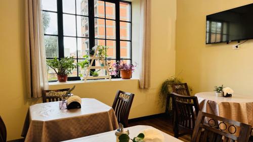 Einrichtungen, 1825 Stay in La Paz