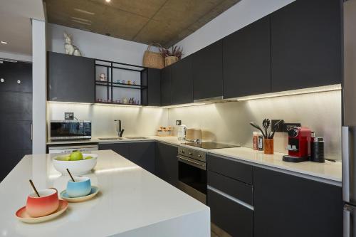 Modern Spacious Signature Apartment - image 12