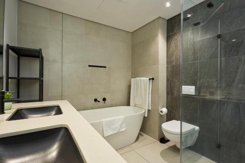 Modern Spacious Signature Apartment - image 2