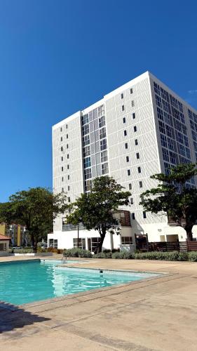 숙소 외관, Oceanfront Escape with Pool and Steps to Beach in 포트모어