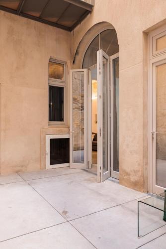 Central 1BR apartment near St John's CoCathedral - image 2