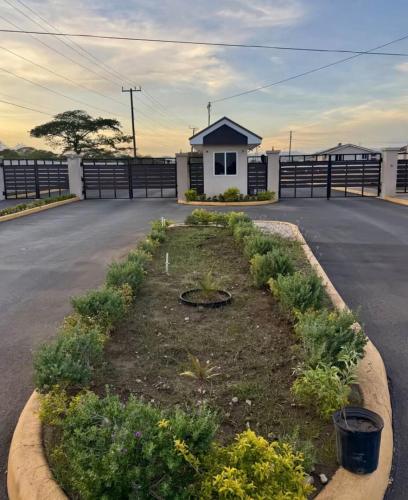 New Cozy Entire home 2 Bedroom- AC, Wifi, 24 hour Security in Private Gated Community in Old Harbour