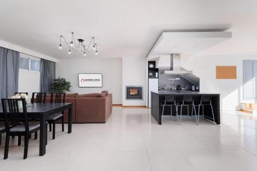House 66 by Azorean Living in เรลวา