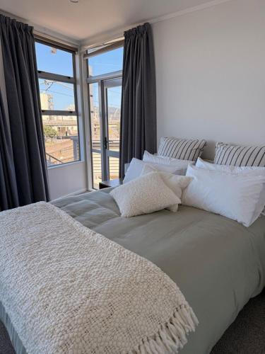 Stylish Private Apartment, Close to Ferry, Stadium, Parking