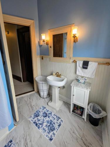 The Kings Throne Inn and Guest House in Toledo, USA