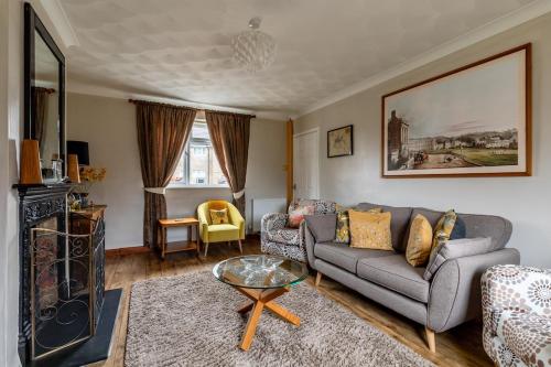 Easter Grove - 3-Bed House with Garden & Parking - 15 min to Bath Centre – khách sạn tại Priston Village