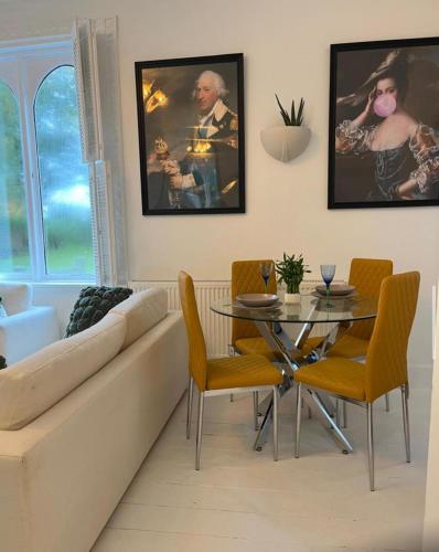 Spacious 2 Bed Apartment in Addlestone - image 14